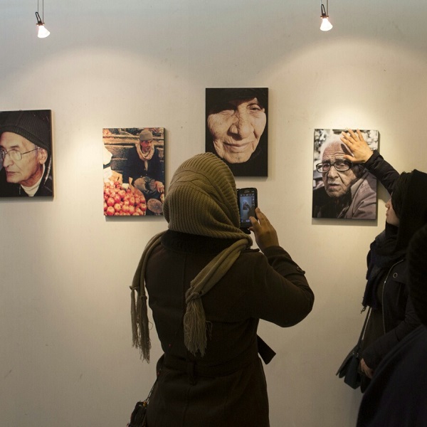 برپایی نمایشگاه عکس بنفع بیماران سرطانی توسط دانشجوی شیرازی+عکس