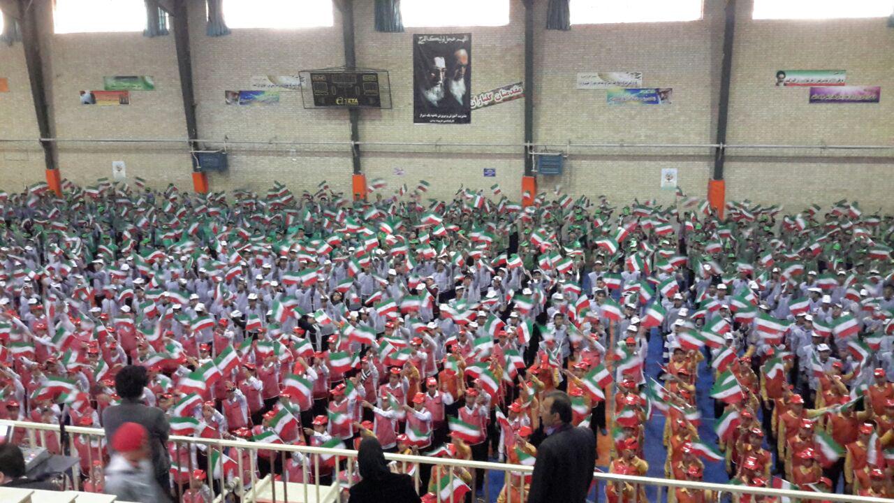 عکس: تمرین گروه سرود 1357 نفره دانش آموزان شیرازی برای اجرا در روز 22بهمن