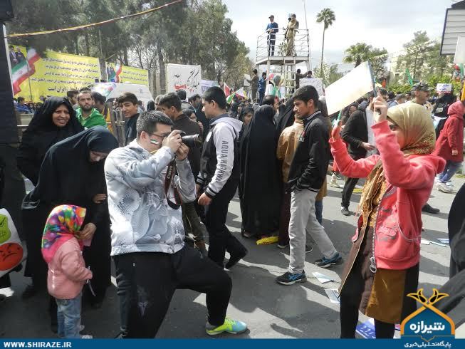 عکس: تلاش عکاس چینی برای انعکاس راهپیمایی مردم شیراز