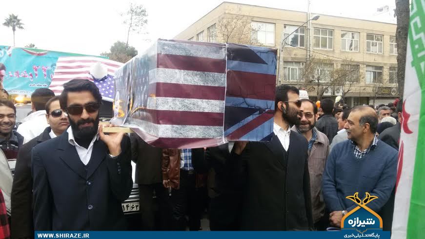 عکس: تشییع نمادین تابوت آمریکا و انگلیس در راهپیمایی 22 بهمن شیراز