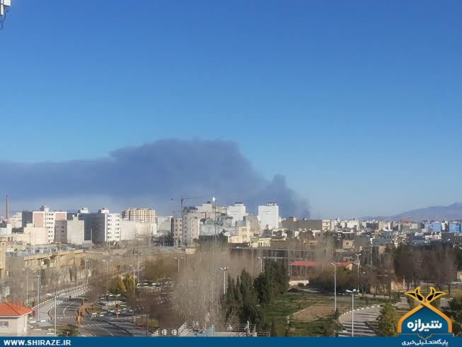 بر اثر آتش گرفتن نیزارها در محدوده شرقی شیراز ستونی از دود به هوا بلند شد/ آتش نشانی: تا یک کیلومتری آتش نمی توانیم نزدیک شویم