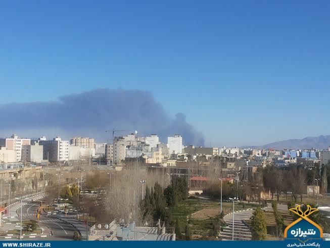 بر اثر آتش گرفتن نیزارها در محدوده شرقی شیراز ستونی از دود به هوا بلند شد/ آتش نشانی: تا یک کیلومتری آتش نمی توانیم نزدیک شویم