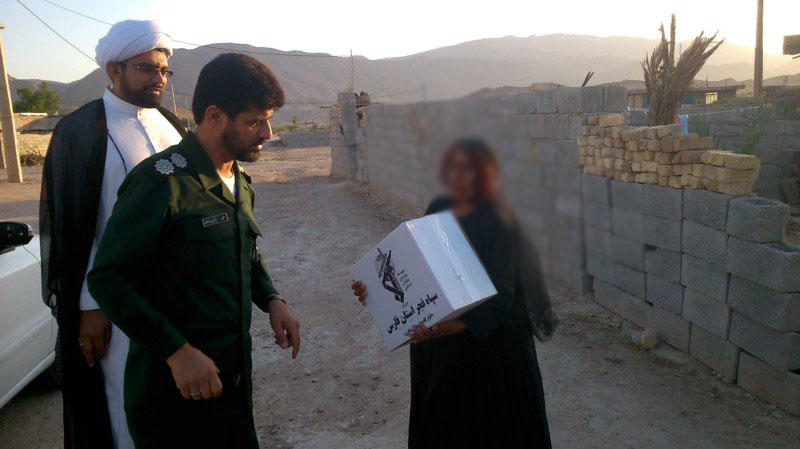 توزیع 100 سبد کالا بین محرومین توسط سپاه ناحیه خنج + تصاویر