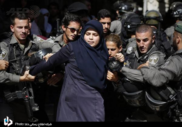 عکس: حراس صهیونیست ها از یک زن فلسطینی