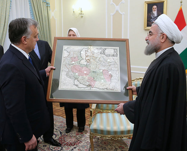 هدیه جالب نخست‌وزیر مجارستان به روحانی + عکس