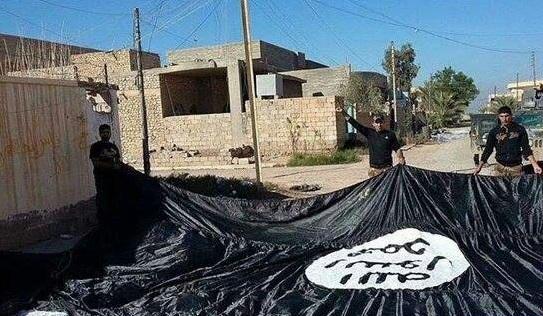 عکس: پایین کشیدن پرچم داعش در رمادی