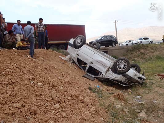 واژگونی دو خودرو در کمربندی شیراز