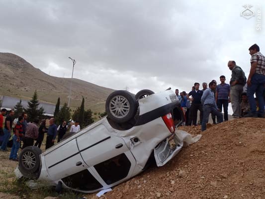 واژگونی دو خودرو در کمربندی شیراز