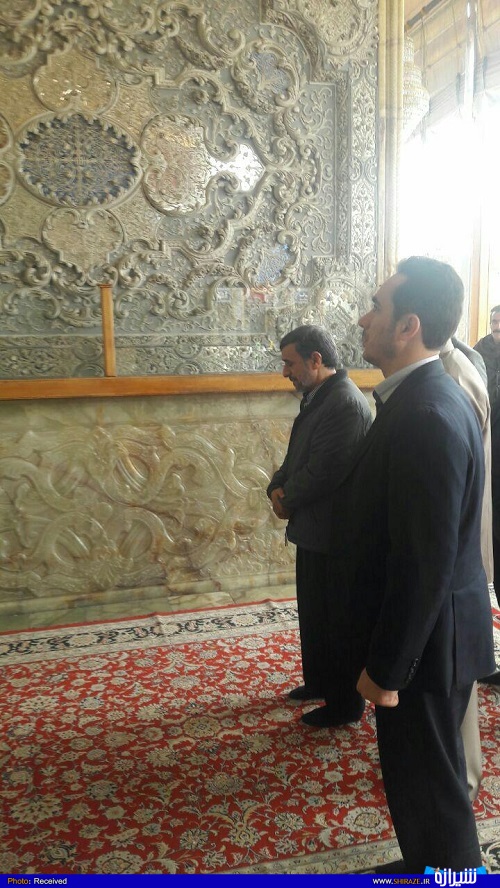 احمدی نژاد وارد شیراز شد/ زیارت شاهچراغ+ عکس