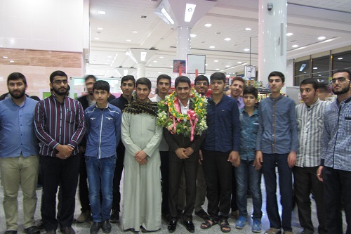 استقبال جامعه قرآنی از برترین حافظ کل قرآن جهان اسلام در فرودگاه شیراز