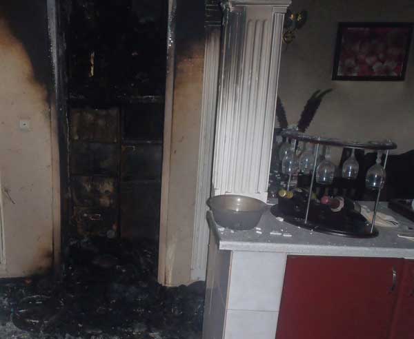 بازی با کبریت خانه ای را در شیراز به آتش کشید+ تصاویر
