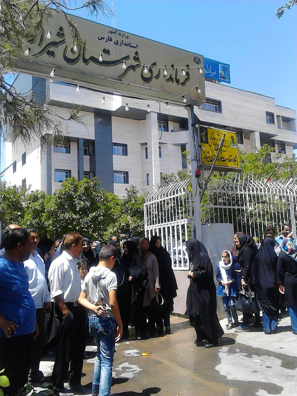 تجمع جمعی از اهالی کوشکک مقابل فرمانداری شیراز/ مسئولین به مشکلات تحصیلی فرزندانمان بی اعتنا هستند