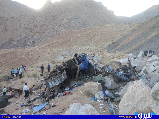 19 كشته و 23 زخمي در تصادف دو دستگاه اتوبوس در جاده هاي فارس