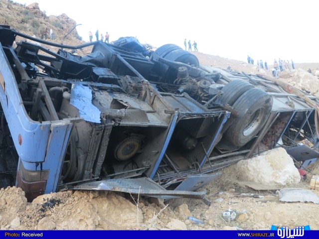 19 كشته و 23 زخمي در تصادف دو دستگاه اتوبوس در جاده هاي فارس