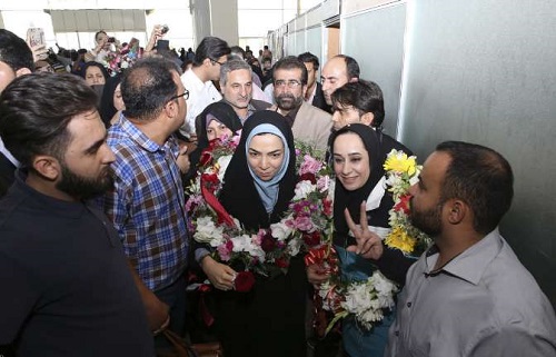استقبال گردم مردم و مسئولین شیراز از ساره جوانمردی در فرودگاه شیراز+تصاویر