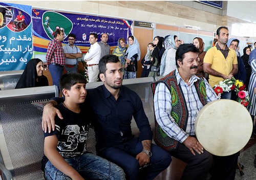 استقبال گرم مردم و مسئولین از ساره جوانمردی در فرودگاه شیراز+تصاویر