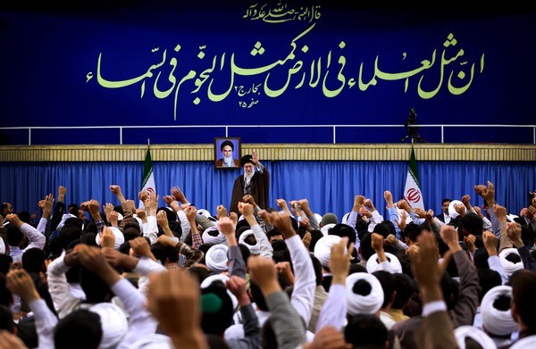 هزاران نفر از مردم استان اصفهان با رهبر انقلاب دیدار می کنند