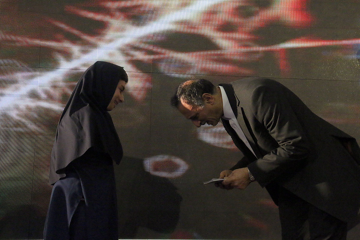 تعظیم وزیر آموزش و پرورش مقابل دختر معلول شیرازی +تصاویر