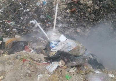 انباشت زباله در ۳۰ متری جاده اصلی اوز ـ خنج/ روستای مهلچه لارستان مکان دفع زباله ندار‌د