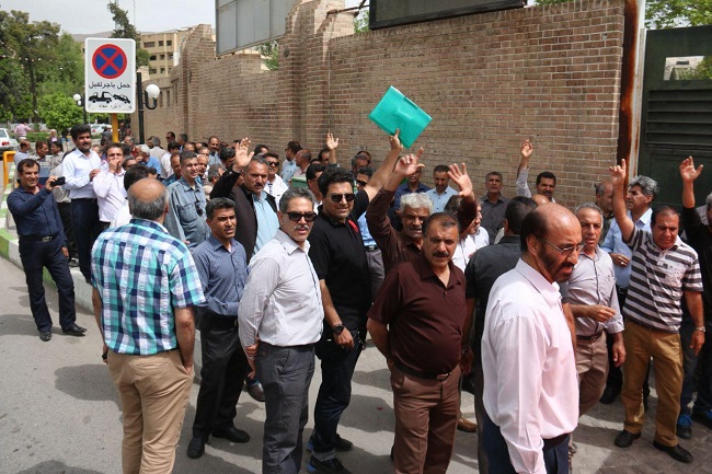 تجمع کارگران بازنشسته «آی تی آی» در مقابل استانداری و دفتر امام جمعه شیراز+ عکس