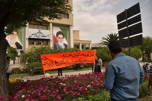 تجمع کارگران بازنشسته «آی تی آی» در مقابل استانداری و دفتر امام جمعه شیراز+ عکس