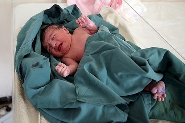 مادر دانمارکی نوزادش را داخل آمبولانس در آمل به دنیا آورد