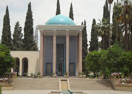 درکنار قبر سعدی کدام عالم دفن است؟