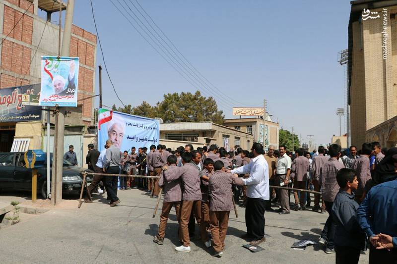 عکس/ سازماندهی دانش آموزان برای استقبال از روحانی!