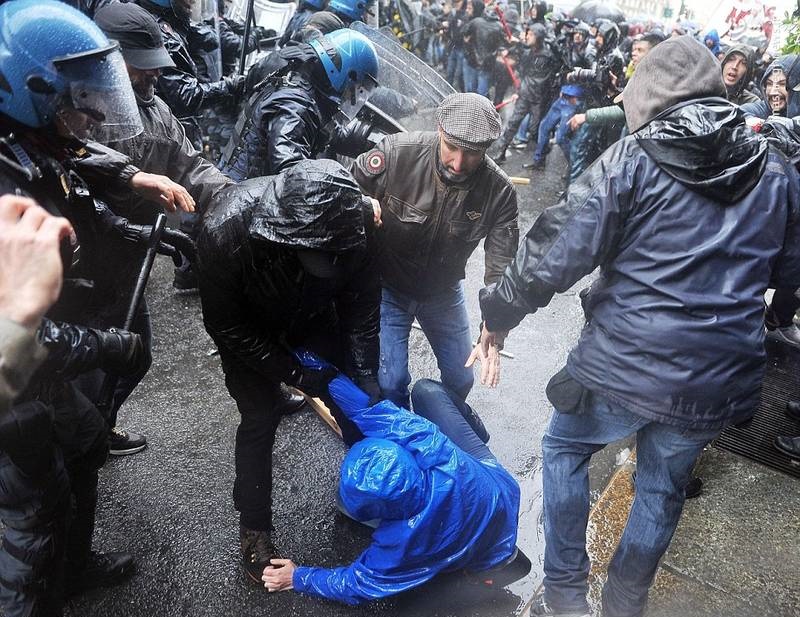 عکس/ درگیری کارگران و پلیس در روز کارگر