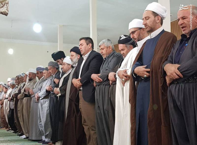 عکس/ اقامه‌ی نماز رئیسی در کنار برادران اهل سنت