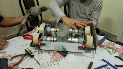 نوجوان ربات ساز شیرازی: جوایز نقدیم را هزینه ساخت ربات جدید می کنم/ روزانه فقط یک ساعت در فضای مجازی هستم