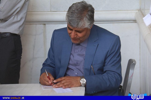 ایت الله ایمانی و استاندار فارس رای خود را در صندوق انداختند