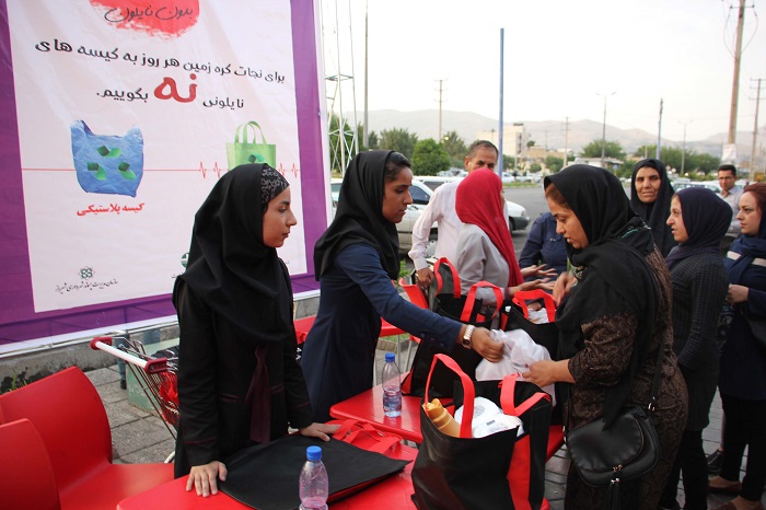 اجرای مانور توزیع کیسه های پارچه های به جای کیسه پلاستیکی در شیراز