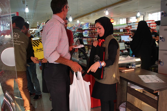 اجرای مانور توزیع کیسه های پارچه های به جای کیسه پلاستیکی در شیراز
