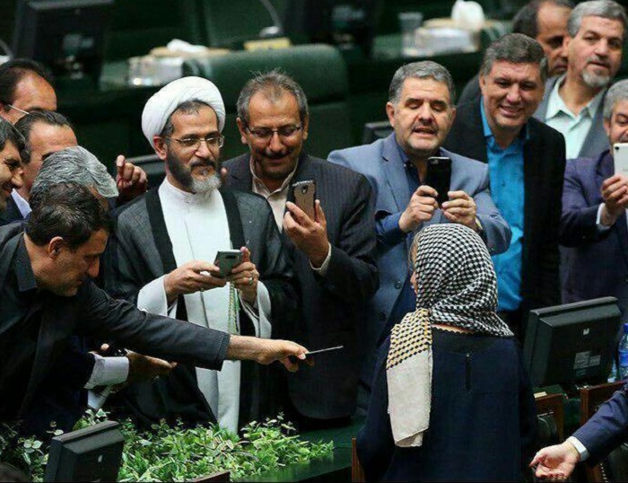 سلفی حقارت آمیز نمایندگان موبایل به دست با موگرینی+ عکس/ عذرخواهی نماینده شیراز از مردم ایران