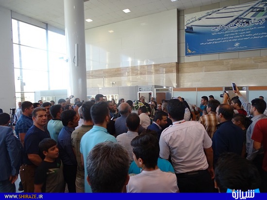 حضور پرشور مردم شیراز در مراسم استقبال از مدال آور کشتی جهان+تصاویر