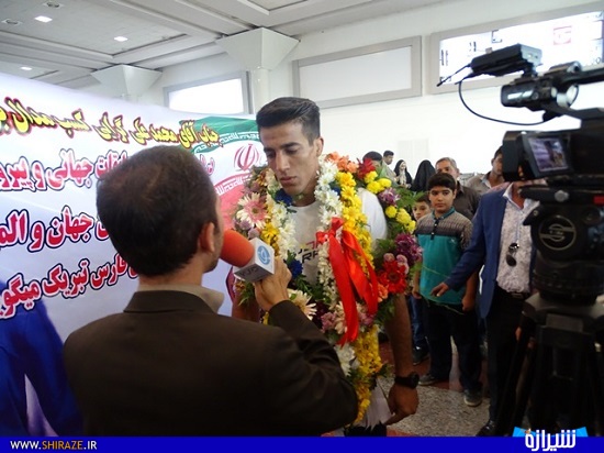 حضور پرشور مردم شیراز در مراسم استقبال از مدال آور کشتی جهان+تصاویر