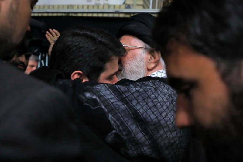 عکس/ میثم مطیعی در آغوش رهبر معظم انقلاب