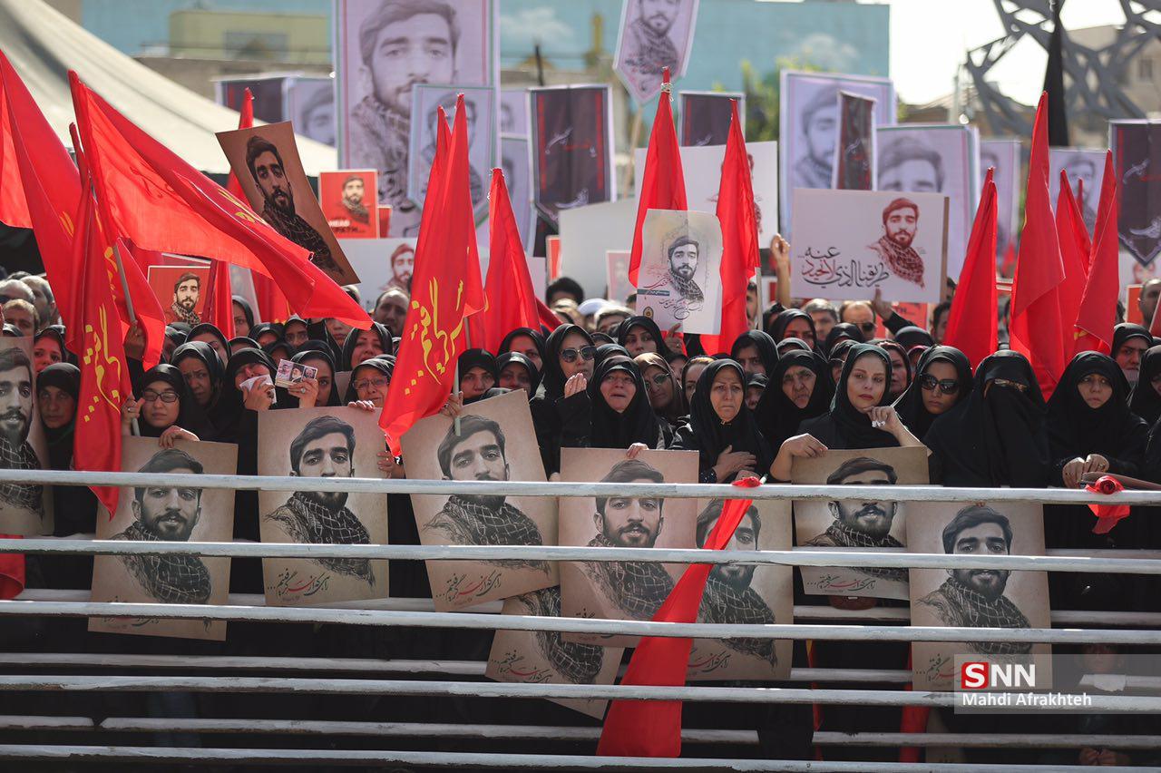 آغاز مراسم تشییع شهید حججی در تهران/ بوسه رهبر انقلاب بر پیکر شهید جوان/کلیپ بازگشت قهرمان