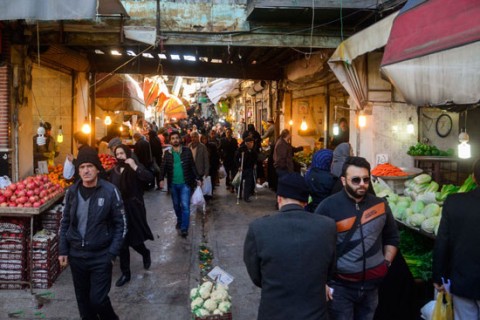 گزارش شیرازه از بازار شب عید در محله های پایین شهر شیراز؛ از خرید آشغال مرغ تا تهیه دویست گرم میوه!
