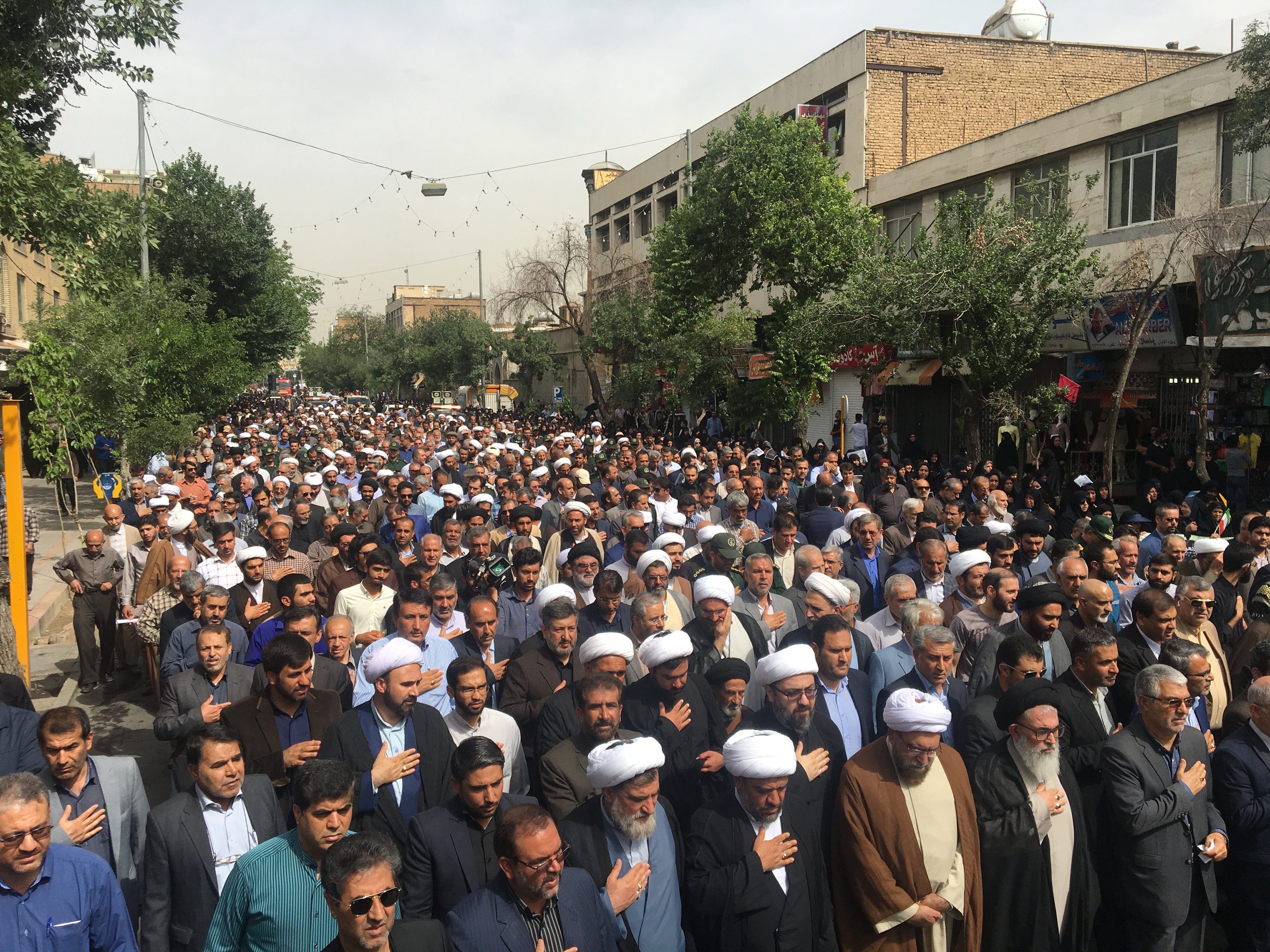 حضور باشکوه مردم شیراز در تشییع و بدرقه آیت الله ایمانی