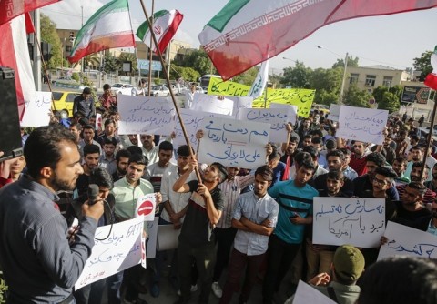 تجمع اعتراضی دانشجویان شیراز در مقابل دفتر نمایندگی وزارت خارجه