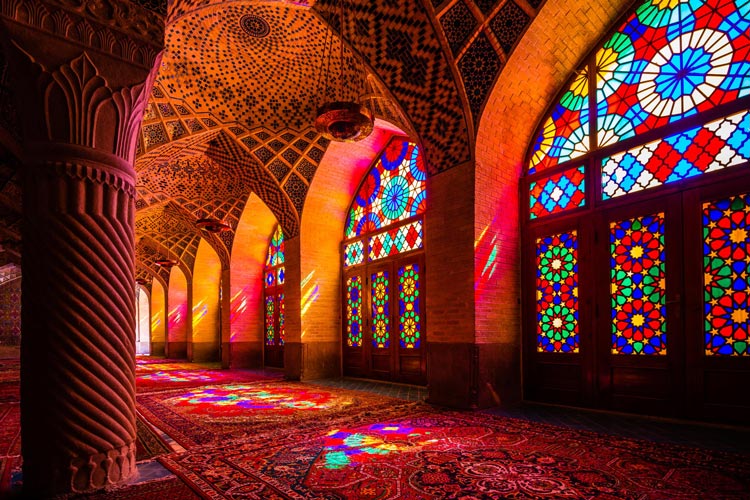 اجرای ویژه برنامه شب خاطره ها در مسجد رنگ و نور شیراز