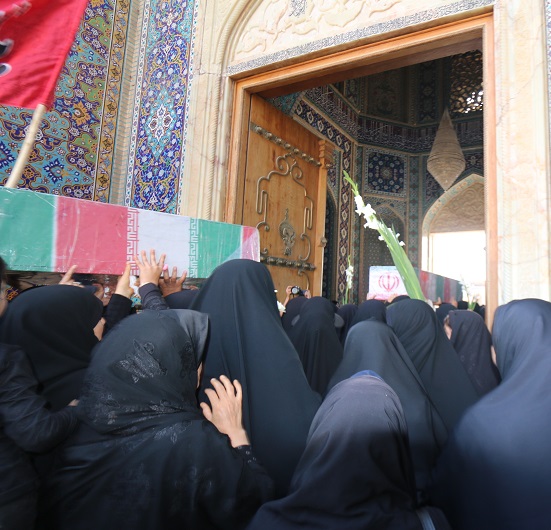 تشییع پیکر 9 شهید گمنام بر روی دوش عزاداران حسینی