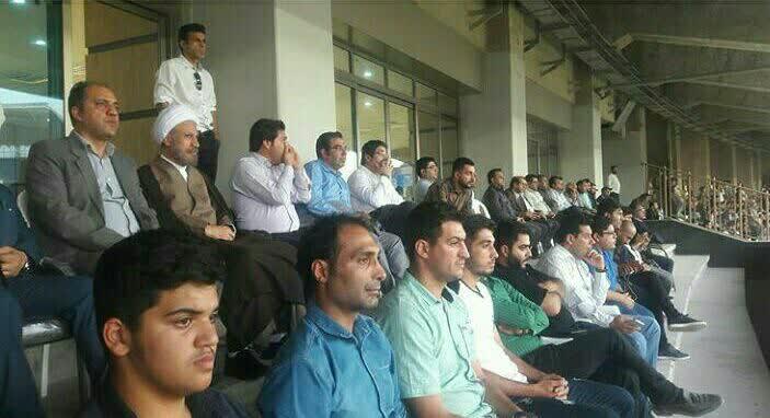 امام جمعه شیراز در استادیوم پارس به تماشای فوتبال نشست