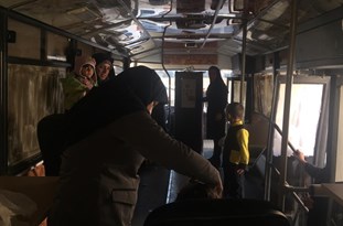 استقرار اتوبوس سیار برای معاینه چشم کودکان در شهر صدرا