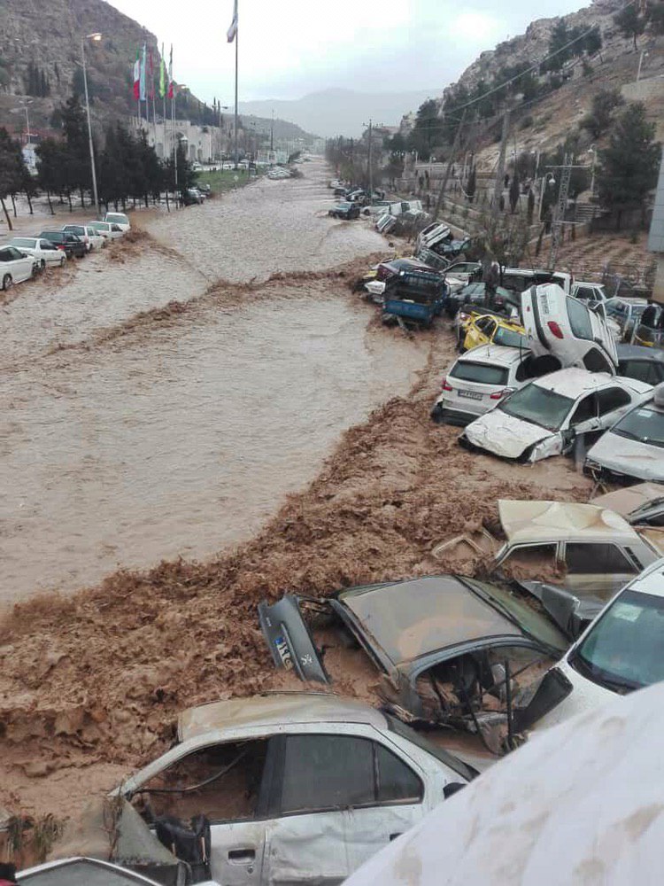 گرفتار شدن ۲۰۰ خودرو در دروازه قرآن شیراز