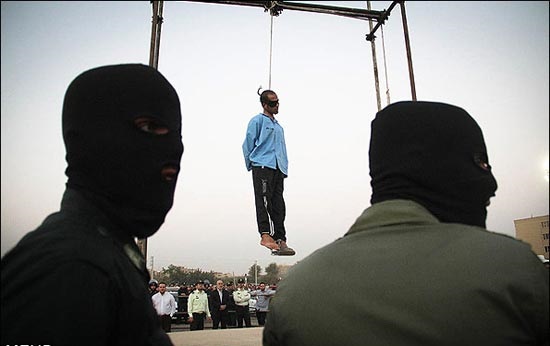 ناگفته هایی از اجرای حکم اعدام در گفتگو با چند نفر از مجریان حکم / از چگونگی بستن طناب دار تا 45 دقیقه ای که باید اعدامی بر چوبه دار بماند