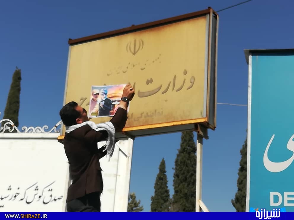 دانشجویان استان فارس خواستار استیضاح ظریف شدند/ ما آقای ظریف را در خون 