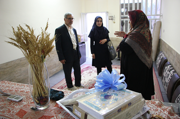 شهرداری شیراز به خانواده های خسارت دیده سعدی آینه و قرآن اهدا کرد